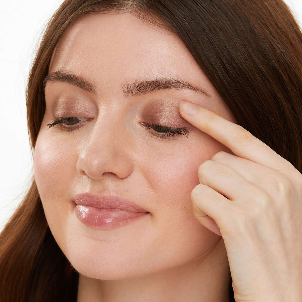 How to apply cream eyeshadow with your fingers for a fuss-free look