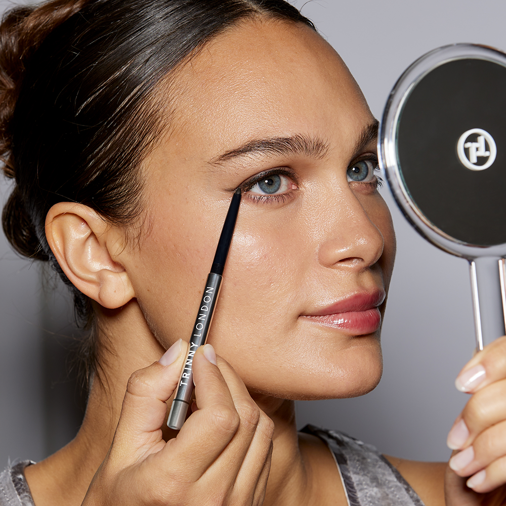 How to apply eyeshadow and eyeliner to hooded eyes